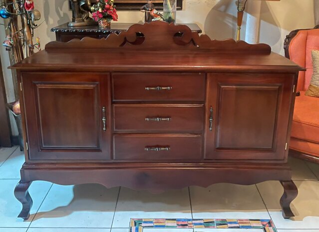 Lovely Mahogany Sideboard/Buffet