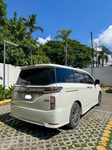 2017 Nissan Elgrand