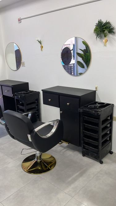 Hairstylist & Makeup Artist Booths For Rent In Por