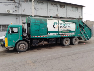 2007 Peterbilt Rear Loader Garbage Truck