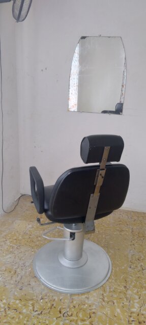 Salon Booth For Rent