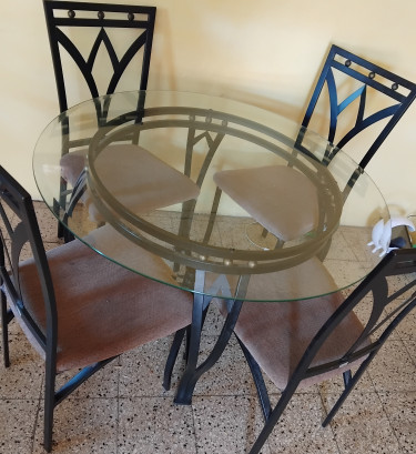 4 SEATER GLASS DINNING TABLE 