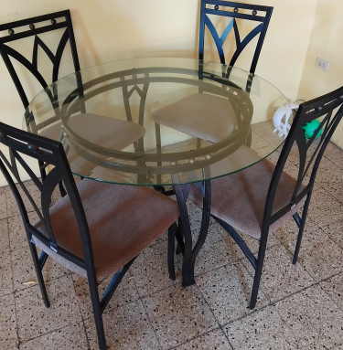 4 SEATER GLASS DINNING TABLE 