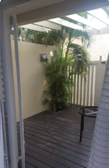 1 Bedroom Apartment With Back Patio