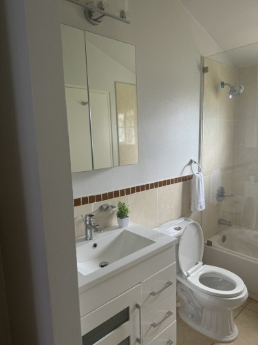 2 Bedroom/ 1 Bathroom Fully Furnished / Unit A