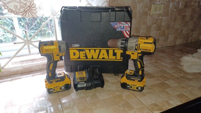 **Used** DEWALT XR 2-Tool Combo Set W/ Hard Case