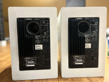 Yahama HS8 Studio Monitors