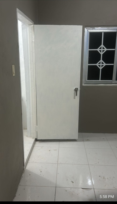 1 Bedroom Studio-Flat Near Papine & Utech 