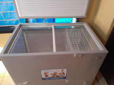 11 Cubic Deep Freezer.  In Good Condition 