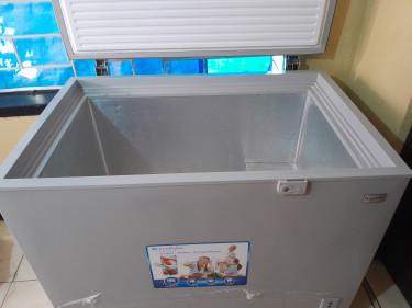 11 Cubic Deep Freezer.  In Good Condition 