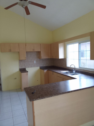 Spacious 2 Bedroom - Caribbean Est.