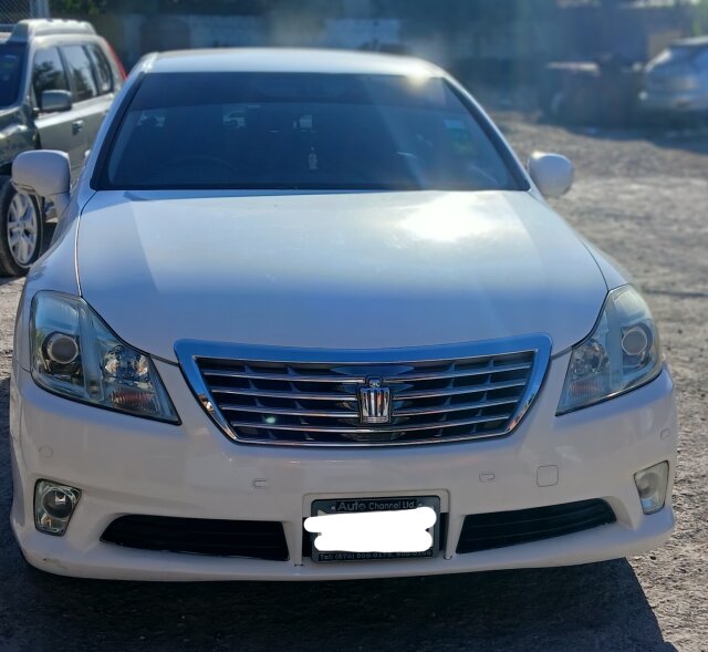 2013 TOYOTA CROWN LIKE NEW! 2.1M