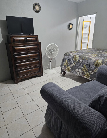 1 Bedroom For An Employed Female