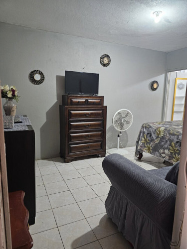 1 Bedroom For An Employed Female