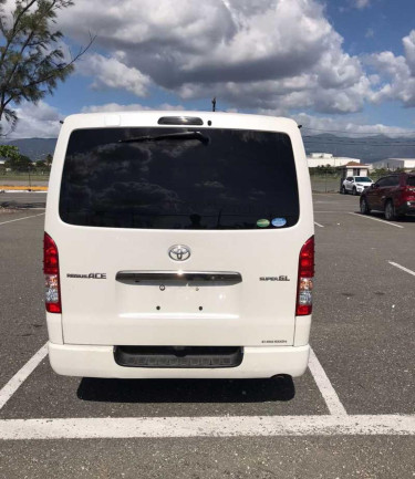 TOYOTA HIACE BUS 2019