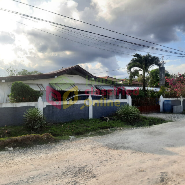 3 BUILDINGS, 5 UNITS IN PORT MORANT Houses PORT MORANT