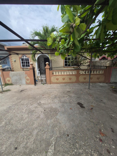 3 Bedroom House For Sale In East Chedwin