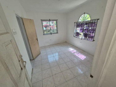 3 Bedroom House For Sale In East Chedwin