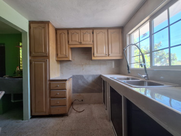 4 Bedroom, 2 Bath, Caymanas Housing Scheme