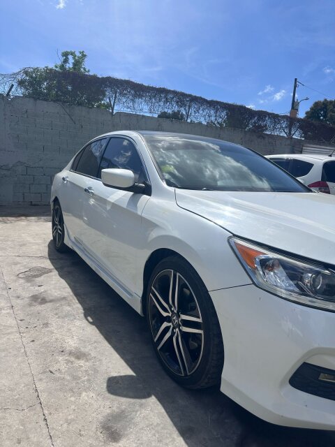 2017 Honda Accord Sport LHD $2.150