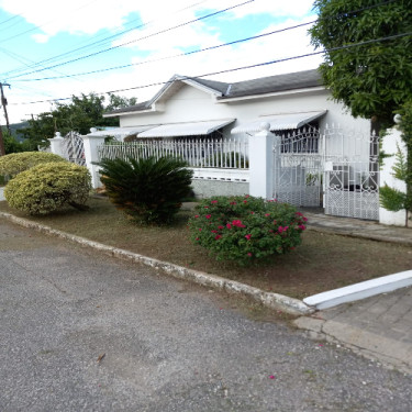 1 Bedroom, 1 Bathroom Flat For Rent In Hughenden