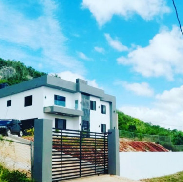 Luxury-Modern 3-bedroom, 2-bathroom 