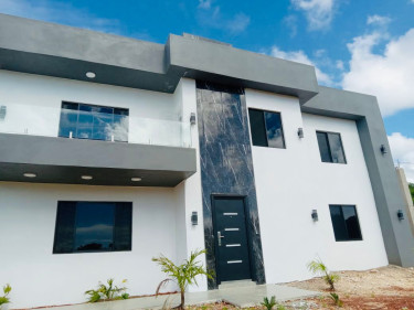 Luxury-Modern 3-bedroom, 2-bathroom 