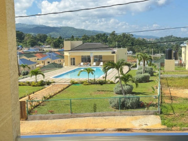 Unfurnished 2 Bed/2 Bath Resort Bungalow (Gated)