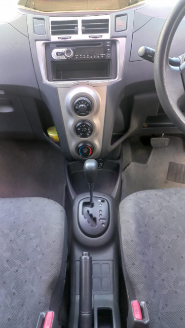 2010 Toyota Vitz 