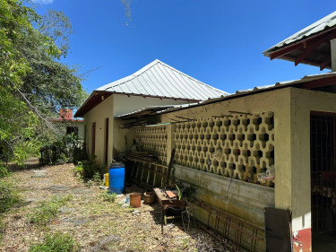 SPRING GARDEN  5 Bedroom 4 BATH 0.8 ACRES