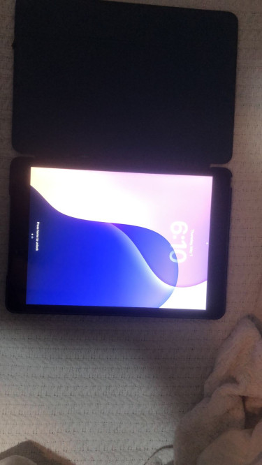 Apple IPad 9th Gen – 64GB (Wi-Fi) – Great Conditio