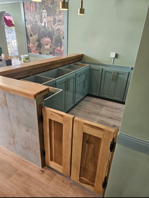 Lavish Woodcraft Kitchen Cabinets
