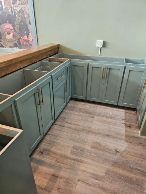 Lavish Woodcraft Kitchen Cabinets