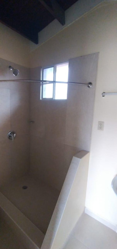 1 Bedroom Apartment In Mona/Kgn 6 Area