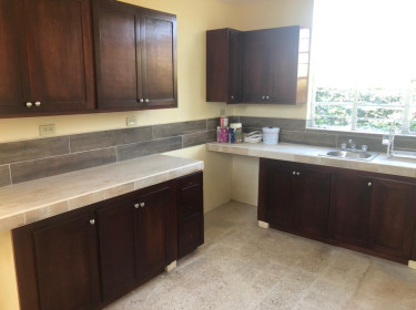 1 Bedroom Apartment In Mona/Kgn 6 Area