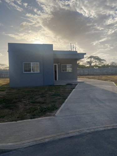 3 Bedroom  3-Bath Home In Portmore