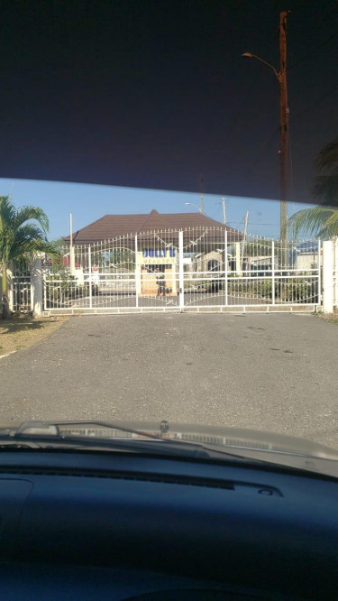 2 Bedroom 1 Bathroom Spacious House