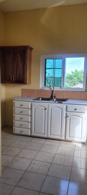 Spacious 1 Bedroom Kitchen And Bathroom