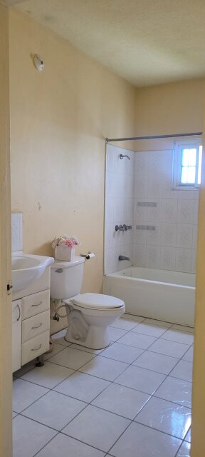 Spacious 1 Bedroom Kitchen And Bathroom