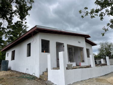 Charming 3 Bedroom, 2 Bathroom Home: Spacious Lot