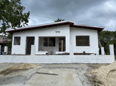 Charming 3 Bedroom, 2 Bathroom Home: Spacious Lot