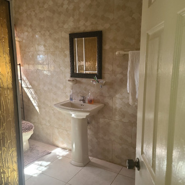 5 Bedrooms 4 Bathrooms Living Amd Dining