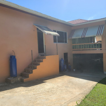 5 Bedrooms 4 Bathrooms Living Amd Dining