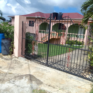 5 Bedrooms 4 Bathrooms Living Amd Dining