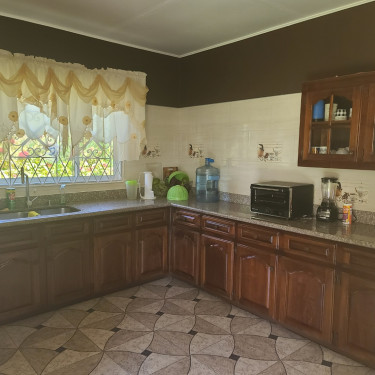 5 Bedrooms 4 Bathrooms Living Amd Dining