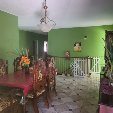 5 Bedrooms 4 Bathrooms Living Amd Dining
