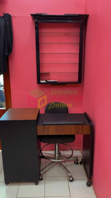 Nail Tech Station And Private Space Shops & Booths 159 1/2 Windward Road Kgn 2