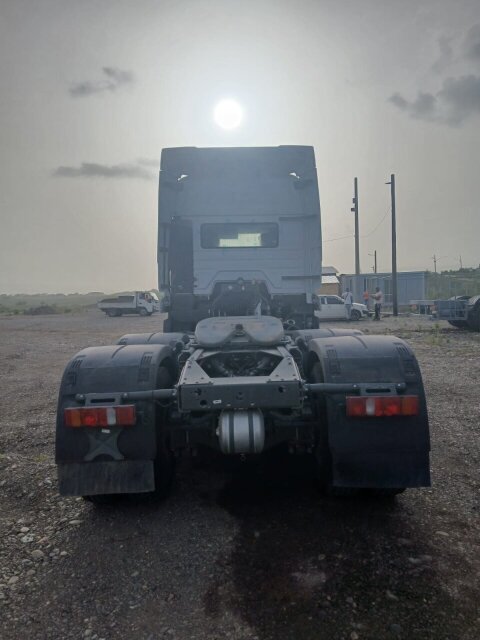 SINOTRUCK HOWO NX 6X4 380HP Tractor Head