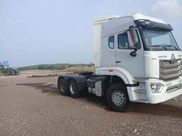 SINOTRUCK HOWO NX 6X4 380HP Tractor Head Trucks Toll Gate