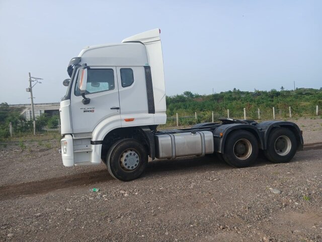 SINOTRUCK HOWO NX 6X4 380HP Tractor Head